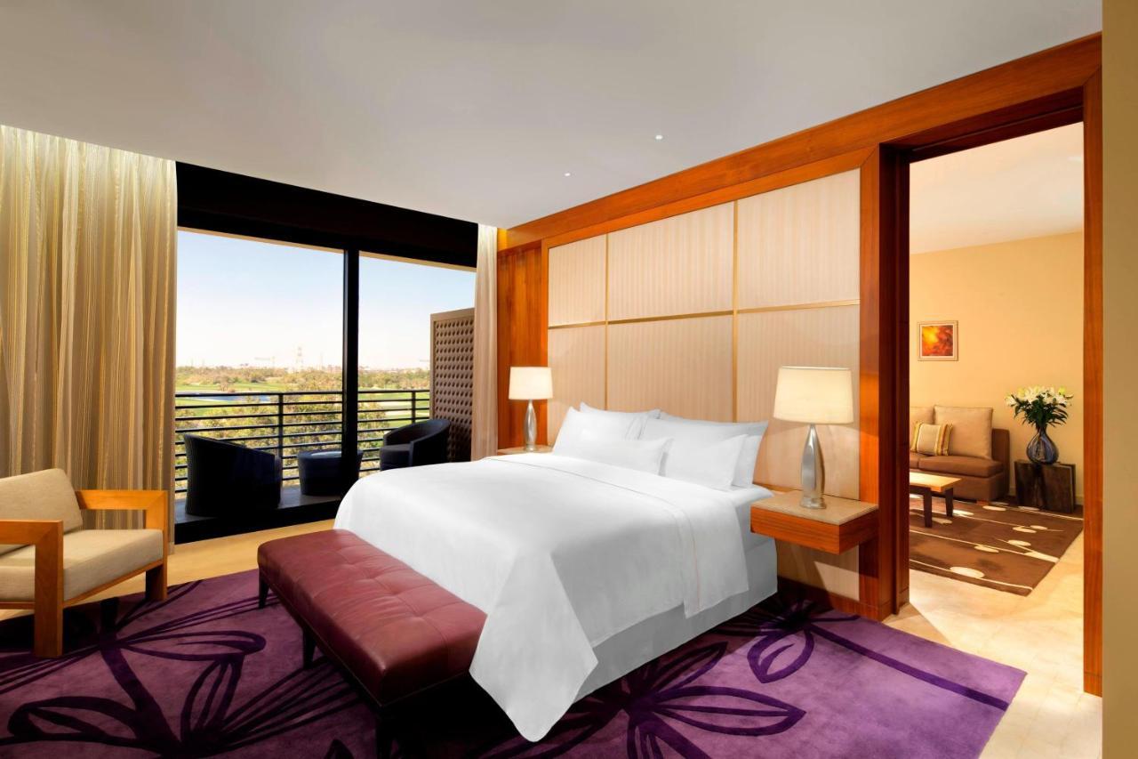 เดอะ เวสทิน อาบูดาบี กอล์ฟ รีสอร์ต แอนด์ สปา Hotel ภายนอก รูปภาพ A bedroom at the W Abu Dhabi - Yas Island